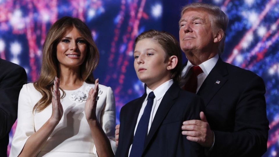 Đệ nhất phu nhân Mỹ và con trai sắp chuyển tới Nhà Trắng - 1 Tổng thống Donald Trump cùng vợ Melania Trump và con trai Barron Trump (Ảnh: REX)