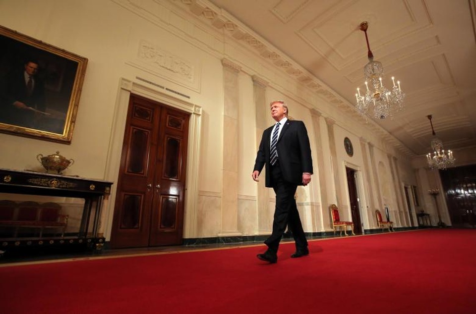 Dấu ấn 100 ngày đầu tại nhiệm của Tổng thống Donald Trump (2) - 20 Tổng thống Trump bước qua các căn phòng tại Nhà Trắng.