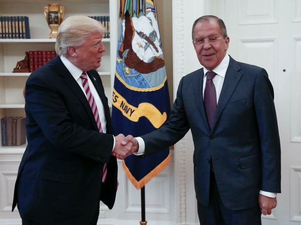 Chi tiết "lạ" trong cuộc họp kín giữa Tổng thống Trump và Ngoại trưởng Nga - 1
Tổng thống Mỹ Donald Trump (trái) bắt tay Ngoại trưởng Nga Sergey Lavrov tại cuộc hội đàm kín ở Nhà Trắng ngày 10/5. (Ảnh: TASS)