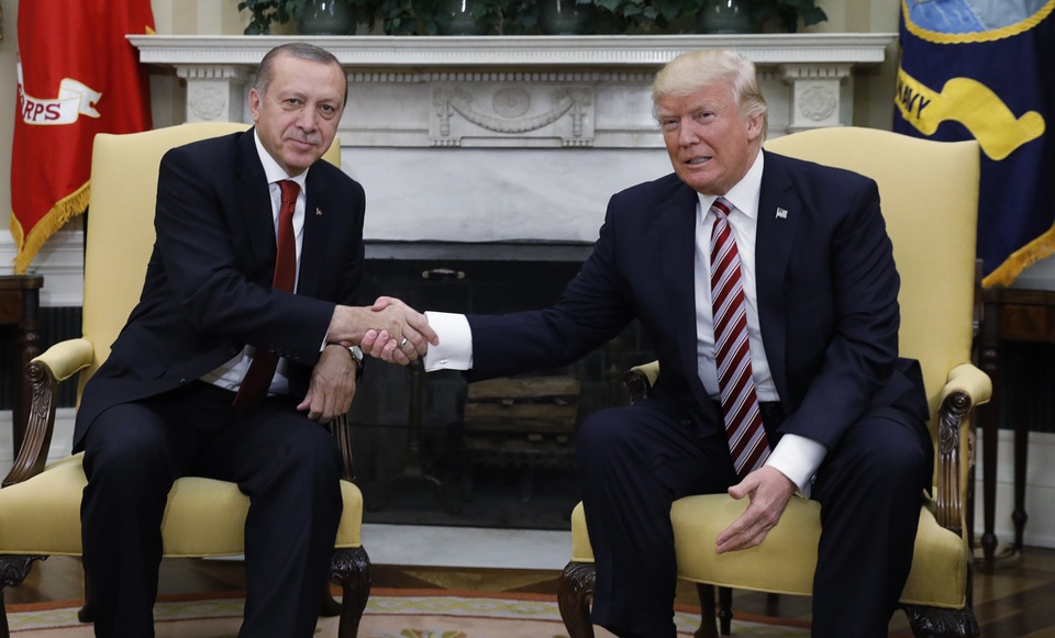 Tổng thống Donald Trump (phải) bắt tay người đồng cấp Thổ Nhĩ Kỳ Recep Erdogan trong cuộc gặp tại Nhà Trắng hôm 16/5 (Ảnh: Reuters)