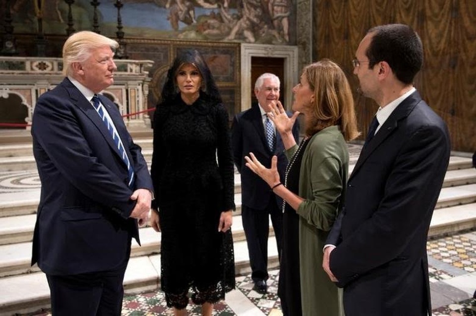 Tổng thống Trump sắp có cuộc gặp khó khăn với các lãnh đạo EU, NATO - 1
Tổng thống Trump và phu nhân Melania trong chuyến thăm Vatican ngày 24/5 (Ảnh: Reuters)