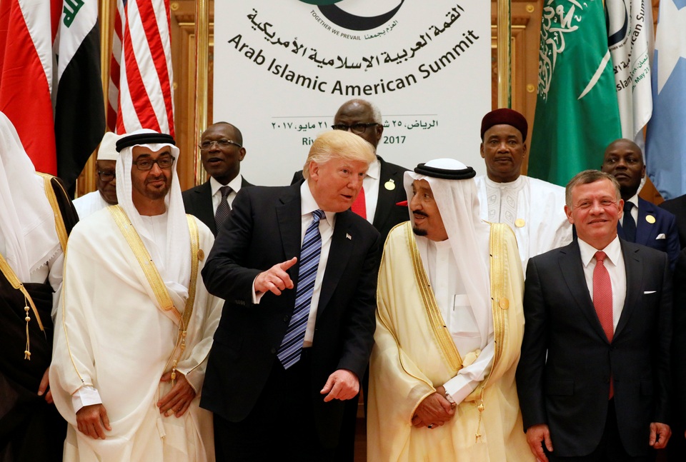 Tổng thống Donald Trump trò chuyện cùng Nhà vua Ả rập Xê út Salman bin Abdulaziz Al Saud tai hội nghị thượng đỉnh ở Ả rập Xê út.