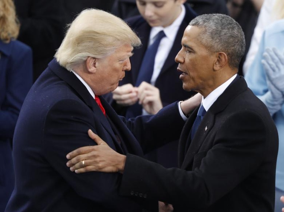 Cuộc sống hậu Nhà Trắng của ông Obama - 1 Cựu Tổng thống Obama vỗ vai người kế nhiệm, Tổng thống Donald Trump, sau khi ông Trump tuyên thệ nhậm chức tại Đồi Capitol ở Washington hôm 20/1.