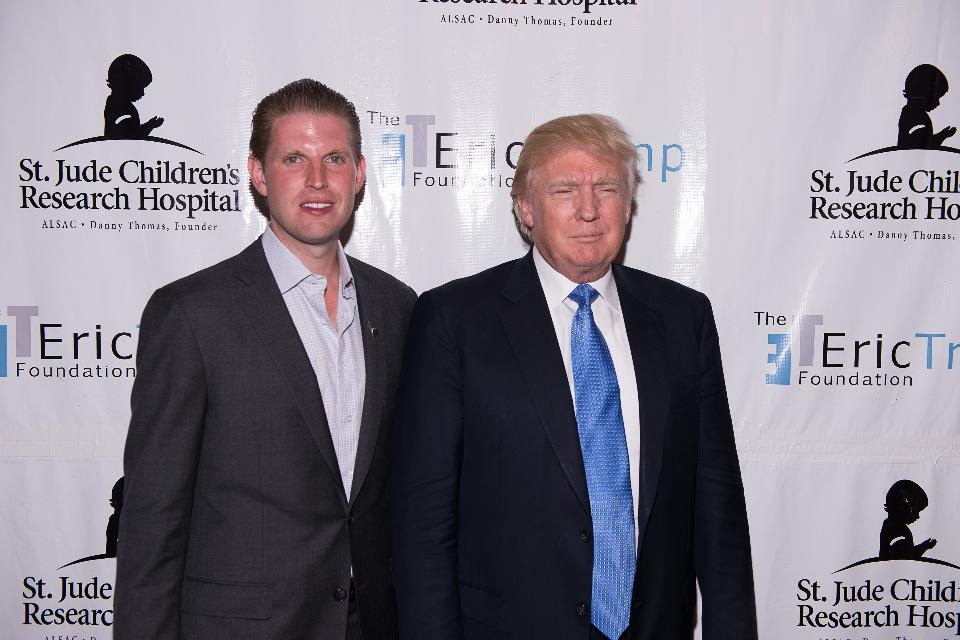 Quỹ từ thiện của con trai ông Trump bị "soi" - 1 Eric Trump (trái) và Tổng thống Donald Trump (Ảnh: Getty)