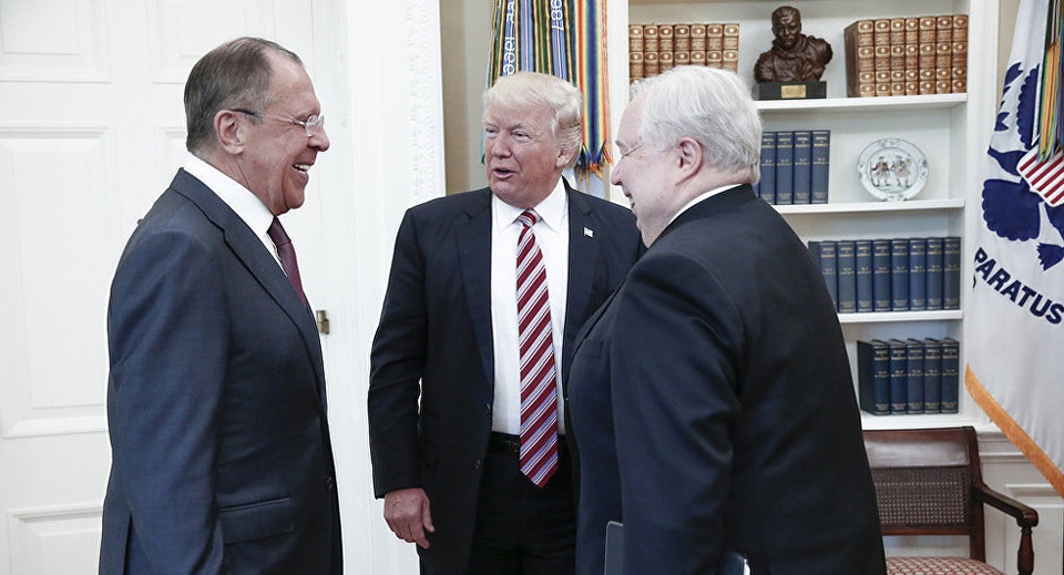 Hé lộ thông tin tình báo tối mật Tổng thống Trump tiết lộ với Nga - 1 Tổng thống Donald Trump (giữa) trò chuyện cùng Ngoại trưởng Nga Lavrov (trái) và Đại sứ Nga tại Mỹ Kislyak tại Nhà Trắng hôm 10/5 (Ảnh: Bộ Ngoại giao Nga)