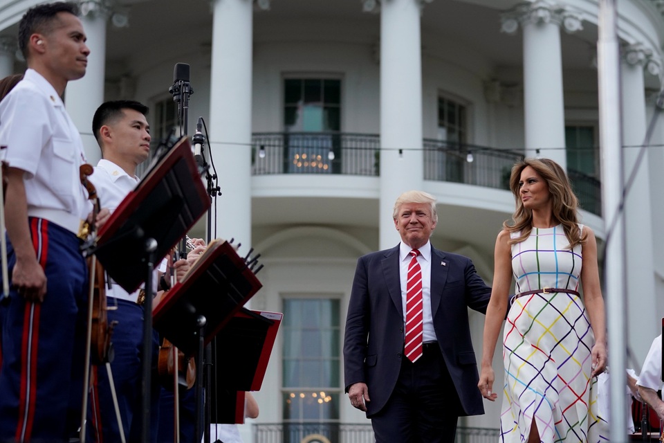 Gia đình ông Trump chơi hết mình trong bữa tiệc ngoài trời tại Nhà Trắng - 1 Tổng thống Donald Trump và Đệ nhất phu nhân Melania Trump ngày 22/6 đã chủ trì một bữa tiệc ngoài trời tại bãi cỏ phía nam Nhà Trắng. (Ảnh: Reuters)