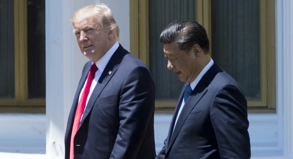 Sóng gió trong quan hệ Mỹ-Trung sau thời kỳ "trăng mật" - 1 Tổng thống Donald Trump (trái) và Chủ tịch Tập Cận Bình trong cuộc gặp tại Mỹ hồi tháng 2 (Ảnh: Getty)