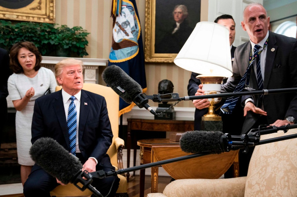 Ông Trump “nổi đóa” với các phóng viên Hàn Quốc tại Nhà Trắng - 1 Tổng thống Trump phản ứng sau khi chiếc đèn đặt trên chiếc bàn cạnh ông suýt bị rơi vỡ trong lúc các phóng viên Hàn Quốc tác nghiệp (Ảnh: AFP)