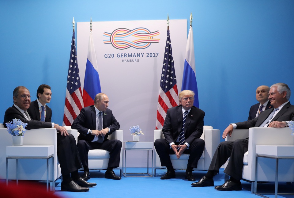 Tiết lộ thú vị về cuộc gặp kéo dài bất thường giữa Tổng thống Trump - Putin - 1 Tổng thống Donald Trump hội đàm cùng Tổng thống Vladimir Putin tại Hamburg, Đức ngày 7/7. Ngồi kế bên hai nhà lãnh đạo là Ngoại trưởng Mỹ Rex Tillerson (phải) và Ngoại trưởng Nga Sergei Lavrov (Ảnh: Reuters)