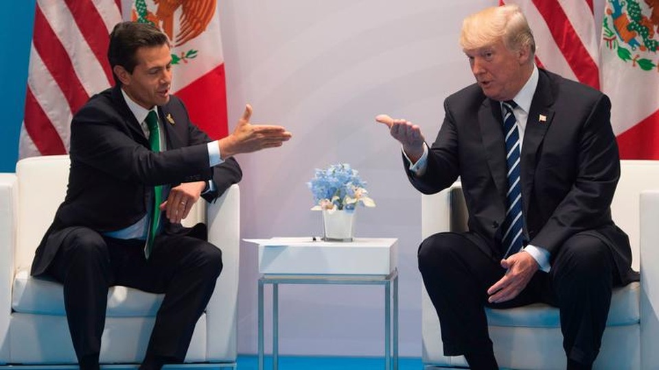 Ông Trump khiến Tổng thống Mexico “khó xử” trong cuộc gặp chính thức đầu tiên? - 1 Tổng thống Mỹ Donald Trump (phải) và người đồng cấp Mexico Enrique Pena Nieto tại cuộc hội đàm song phương bên lề hội nghị G20 ở Đức (Ảnh: AFP)