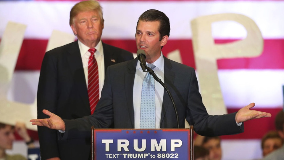 Con trai ông Trump giấu cha vụ gặp luật sư Nga - 1 Tổng thống Donald Trump và con trai Donald Trump Jr. trong một sự kiện vận động tranh cử năm 2016 (Ảnh: Reuters)