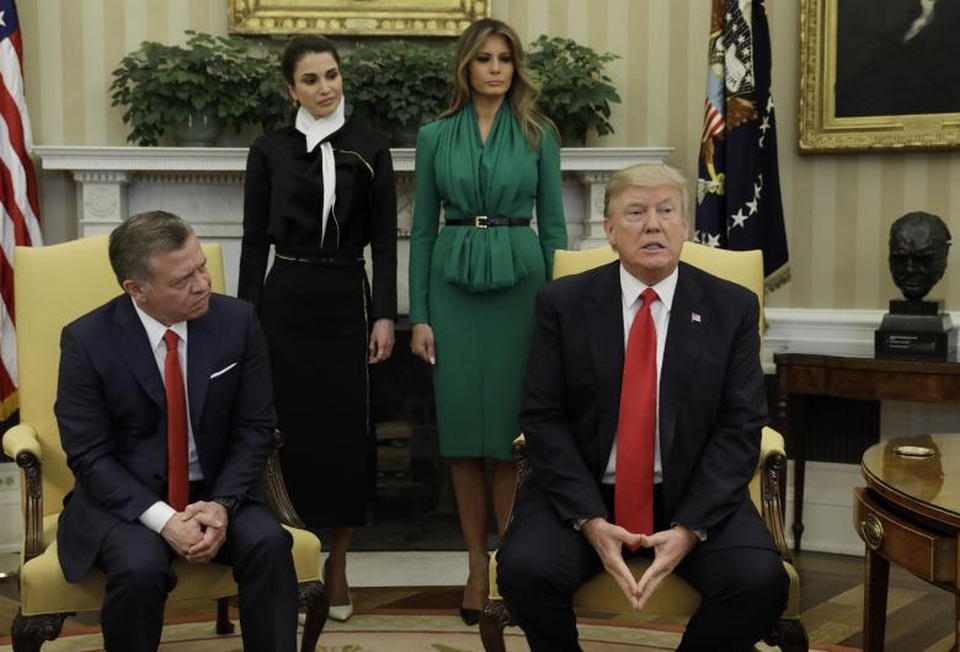 Dấu ấn 100 ngày đầu tại nhiệm của Tổng thống Donald Trump (2) - 15 Tổng thống Trump và Đệ nhất phu nhân Melania chụp ảnh cùng Nhà vua Jordan Abdullah và Hoàng hậu Rania tại Nhà Trắng.