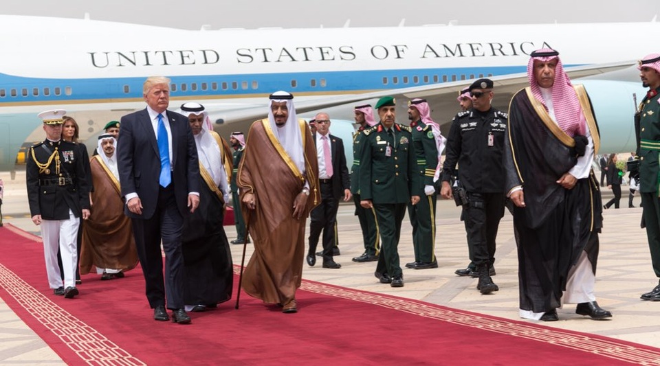 Ả-rập Xê-út bắn đại bác chào đón Tổng thống Mỹ Donald Trump - 7
Đây là lần đầu tiên một tổng thống Mỹ chọn Ả-rập Xê-út hay một quốc gia có đa số dân là người Hồi giáo là điểm đến đầu tiên cho chuyến công du nước ngoài mở màn trên cương vị tổng thống