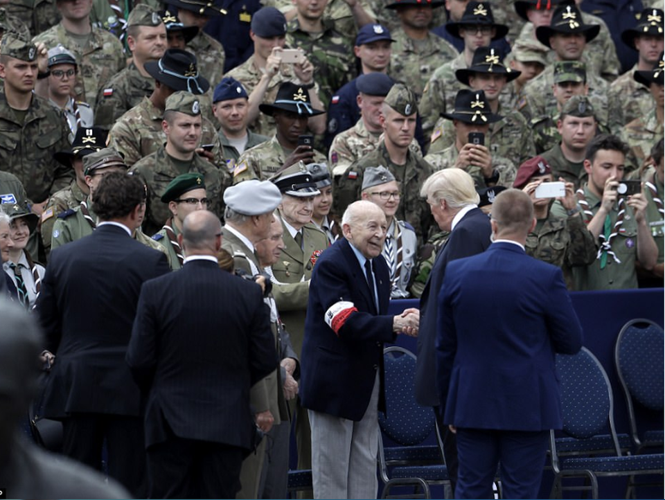 Hàng nghìn người Ba Lan chào đón Tổng thống Trump - 18 Tổng thống Trump bắt tay các cựu chiến binh Ba Lan sau khi kết thúc bài phát biểu tại quảng trường Krasinski. (Ảnh: AFP)