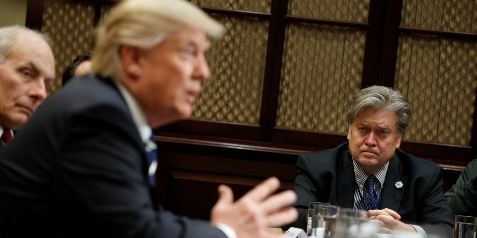 “Cánh tay phải” của ông Trump: Chưa có chính quyền nào chia rẽ đến thế - 2 Cựu Chiến lược gia trưởng Steve Bannon tham dự một cuộc họp với Tổng thống Donald Trump (Ảnh: AP)