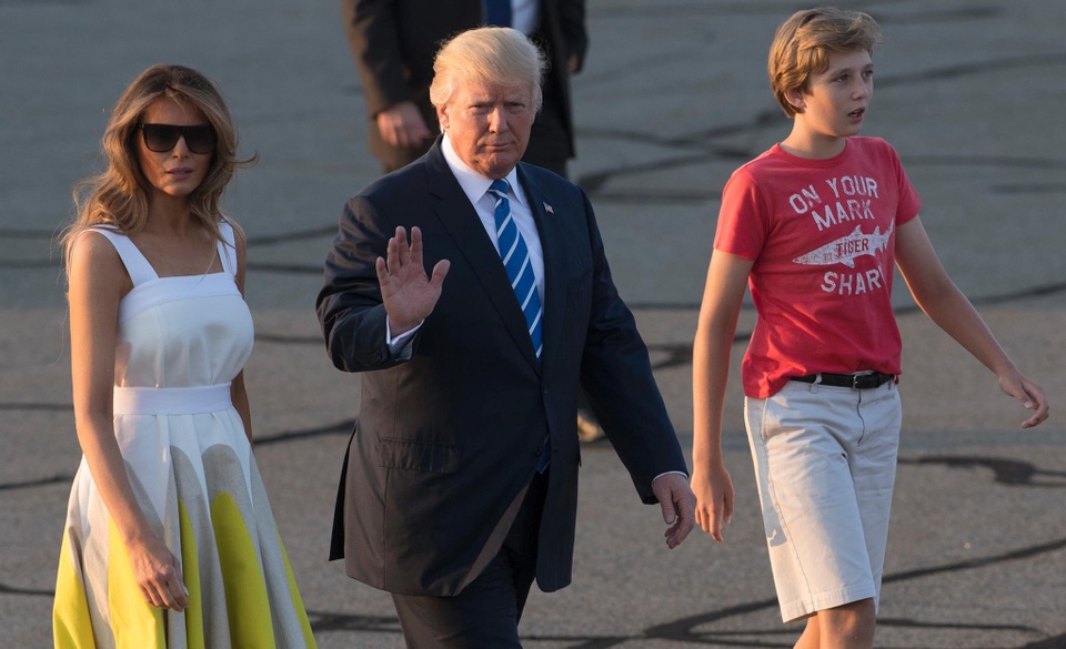 Đệ nhất phu nhân Mỹ cảm ơn ái nữ nhà Clinton vì bênh vực con trai - 1 Barron Trump (phải) cùng cha mẹ trở về Nhà Trắng sau chuyến nghỉ dưỡng ở New Jersey hôm 20/8 (Ảnh: EPA)