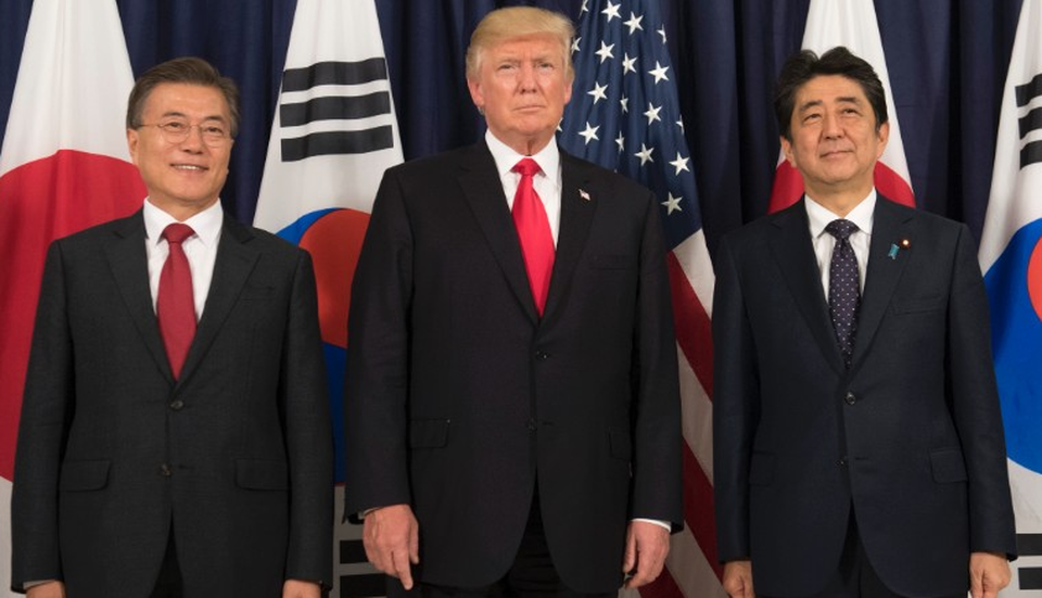 Thông điệp từ chuyến thăm châu Á của Tổng thống Trump - 3 Tổng thống Donald Trump gặp Thủ tướng Shinzo Abe (phải) và Tổng thống Moon Jae-in (trái) bên lề hội nghị G20 tại Đức hồi tháng 7 (Ảnh: AFP)
