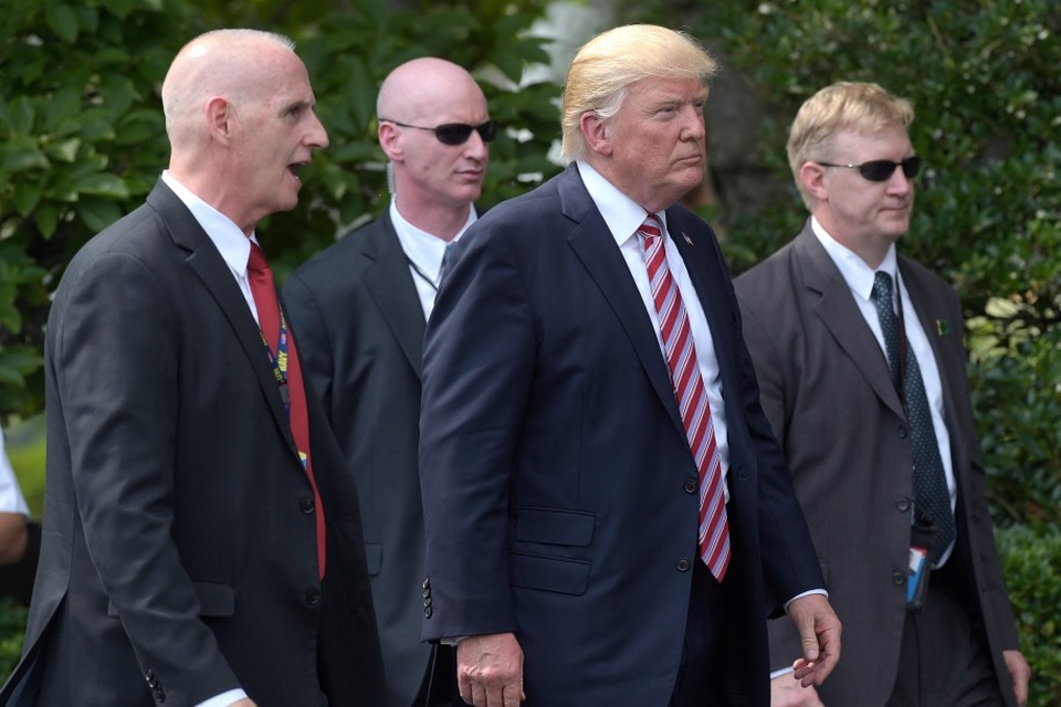Cố vấn bận rộn chuẩn bị cho chuyến công du châu Á của Tổng thống Trump - 2
Tổng thống Trump cùng vệ sĩ và các mật vụ (Ảnh: AP)