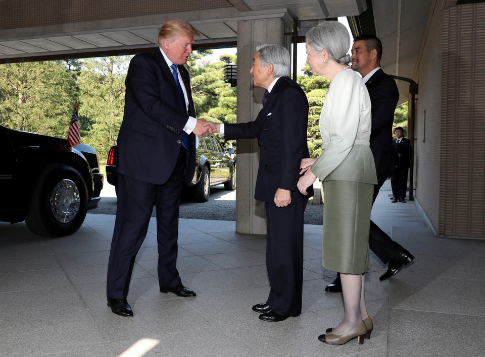 Tổng thống Donald Trump diện kiến Nhật Hoàng - 1 Tổng thống Trump và Đệ nhất phu nhân Melania hôm nay đã tới diện kiến Nhật hoàng Akihito và Hoàng hậu Michiko tại Cung điện hoàng gia ở thủ đô Tokyo. Đây là nghi thức thường lệ của lãnh đạo các nước khi tới thăm Nhật Bản.