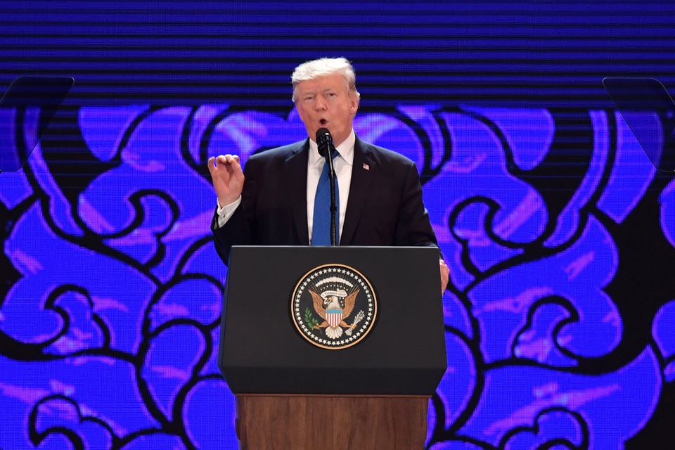 Truyền thông quốc tế đưa tin về chuyến thăm Việt Nam của Tổng thống Trump - 1 Tổng thống Trump phát biểu tại Hội nghị thượng đỉnh Doanh nghiệp APEC ở Đà Nẵng ngày 10/11 (Ảnh: Reuters)