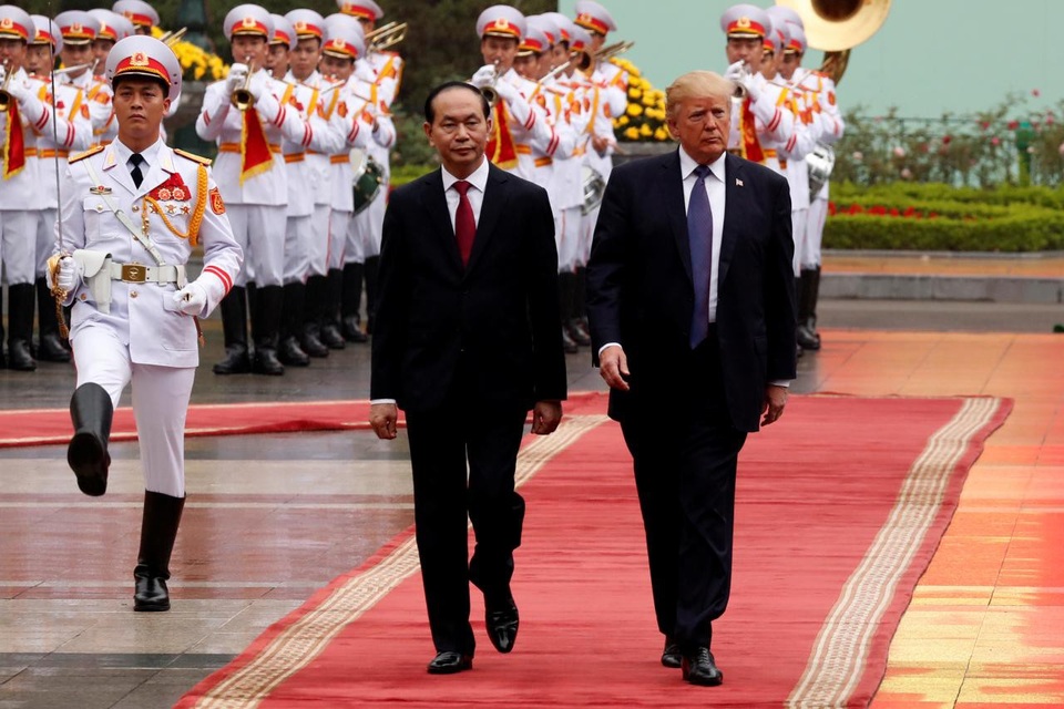 Forbes: Việt Nam thành công nhất trong chuyến thăm châu Á của Tổng thống Trump - 2
Chủ tịch nước Trần Đại Quang tiếp đón Tổng thống Mỹ Donald Trump thăm chính thức Việt Nam. (Ảnh: Reuters)