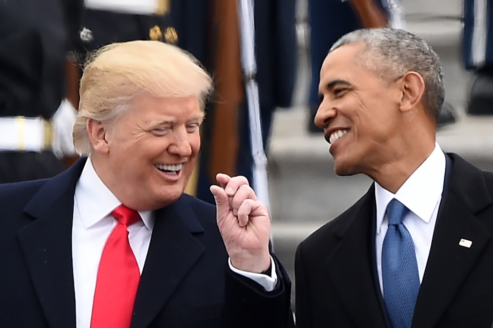 Mỹ có thể mất vai trò lãnh đạo thế giới dưới thời Tổng thống Trump - 1
Tổng thống Donald Trump (trái) và người tiền nhiệm Barack Obama trong lễ nhậm chức của Tổng thống Trump ngày 20/1 (Ảnh: AFP)