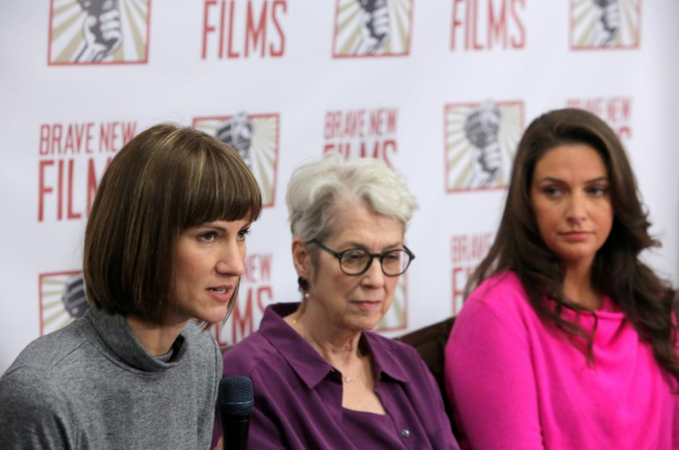 Ba phụ nữ lên tiếng "tố" ông Trump từng quấy rối - 1 Từ trái qua phải: Rachel Crooks, Jessica Leeds và Samantha Holvey chia sẻ tại cuộc họp báo ở New York ngày 11/12 (Ảnh: Reuters)