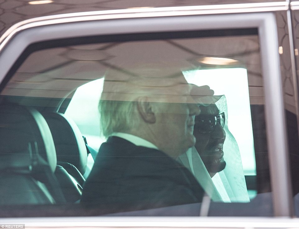 Ả-rập Xê-út bắn đại bác chào đón Tổng thống Mỹ Donald Trump - 11
Tổng thống Trump và Quốc vương Ả-rập Xê-út ngồi cùng trên ô tô của ông Trump trong lễ đón tại sân bay. Ô tô này, mang biệt danh The Beast, đã được vận chuyển trên cùng chuyên cơ Không lực Một.