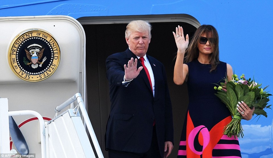 Hàng nghìn người Ba Lan chào đón Tổng thống Trump - 19 Sau bài phát biểu tại quảng trường Krasinski, Tổng thống Trump và phu nhân Melania đã lên chuyên cơ Không Lực Một để tới Đức dự hội nghị G20, dự kiến diễn ra trong 2 ngày 7-8/7. (Ảnh: AFP)