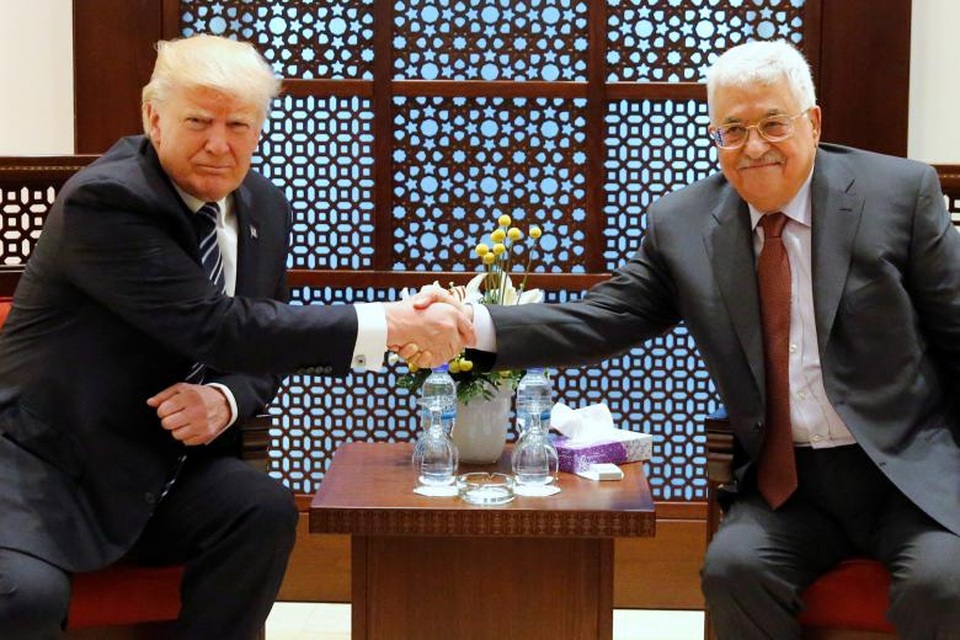 Tổng thống Trump và Tổng thống Palestine Mahmoud Abbas bắt tay trước khi bắt đầu cuộc gặp tại Cung điện tổng thống ở thành phố Bethlehem.