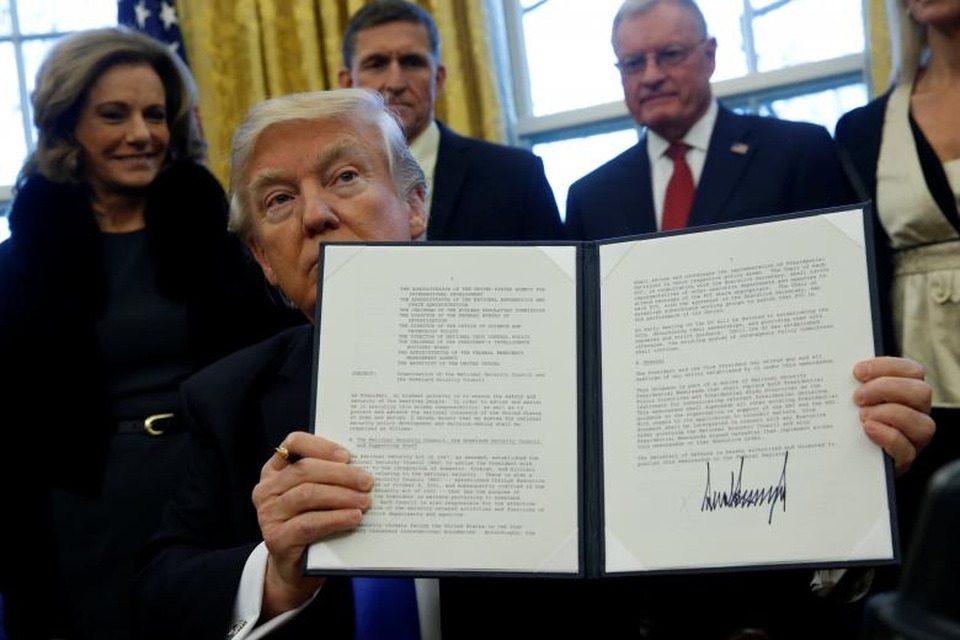 Dấu ấn 100 ngày đầu tại nhiệm của Tổng thống Donald Trump (2) - 17 Tổng thống Trump ký sắc lệnh hành pháp dưới sự chứng kiến của các trợ lý tại Phòng Bầu Dục. Sau 3 tháng nhận nhiệm sở, ông đã ban hành hàng loạt sắc lệnh hành pháp trên các lĩnh vực, trong đó đáng chú ý là lệnh cấm nhập cư gây tranh cãi đối với công dân của một số quốc gia có đông dân Hồi giáo.