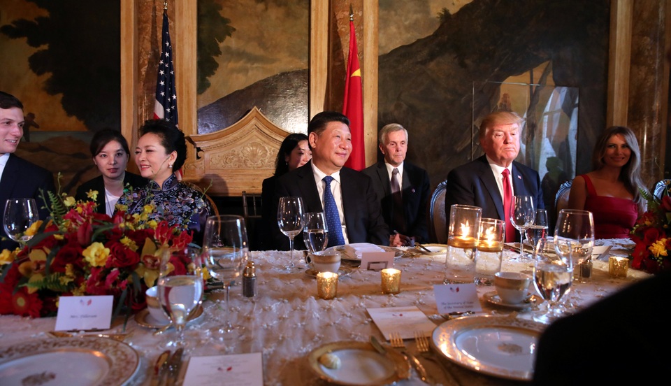 Thực đơn Tổng thống Trump chiêu đãi ông Tập trong lần đầu gặp mặt - 1 Tổng thống Donald Trump (thứ hai từ phải qua) ngồi cạnh Chủ tịch Tập Cận Bình trong bữa tiệc tối tại khu nghỉ dưỡng Mar-a-Lago hôm 6/4 (Ảnh: Reuters)