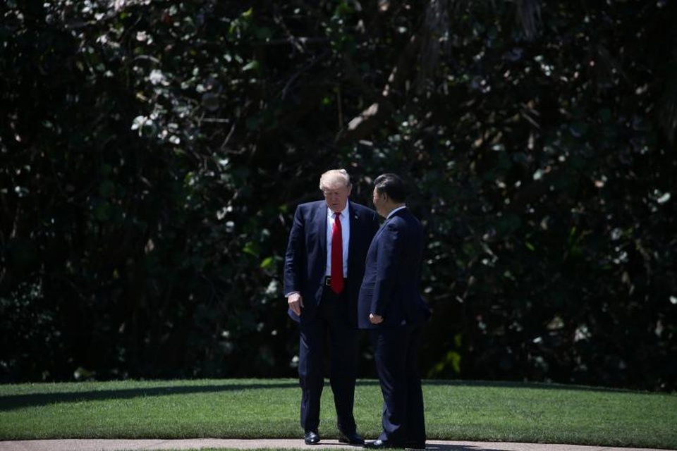Dấu ấn 100 ngày đầu tại nhiệm của Tổng thống Donald Trump (2) - 2 Ngày 6/4, Tổng thống Trump đã đón tiếp trọng thể Chủ tịch Trung Quốc Tập Cận Bình và phu nhân Bành Lệ Viện tại khu nghỉ dưỡng Mar-a-Lago. Đây là cuộc gặp cấp cao giữa nguyên thủ quốc gia của hai nền kinh tế hàng đầu thế giới, do đó đã thu hút sự chú đặc biệt của dư luận. Chia sẻ với báo giới về cuộc gặp với ông Tập, ông Trump cho biết hai bên đã phát triển quan hệ bạn bè và ông hy vọng họ sẽ có một mối quan hệ rất tuyệt vời trong dài hạn với nhà lãnh đạo Trung Quốc.