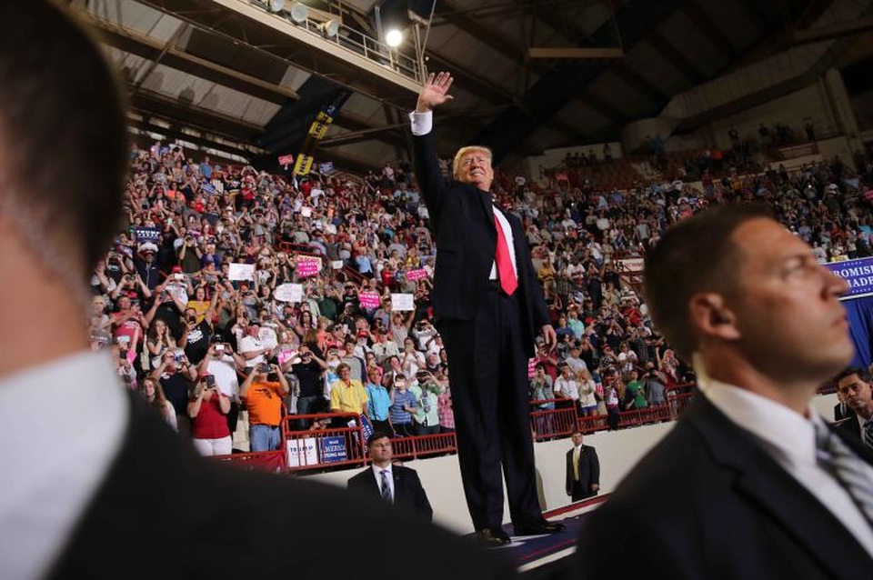 Tổng thống Trump mừng 100 ngày tại vị đầu tiên - 7 Trước sự chứng kiến và tán dương của hàng trăm người ủng hộ, Tổng thống Trump đã nêu lại những thành tựu chính mà ông và đội ngũ của mình đã làm được như bổ nhiệm thành công chánh án tòa án tối cao Neil Gorsuch, xóa bỏ nhiều quy định trong lĩnh vực môi trường và kinh doanh.