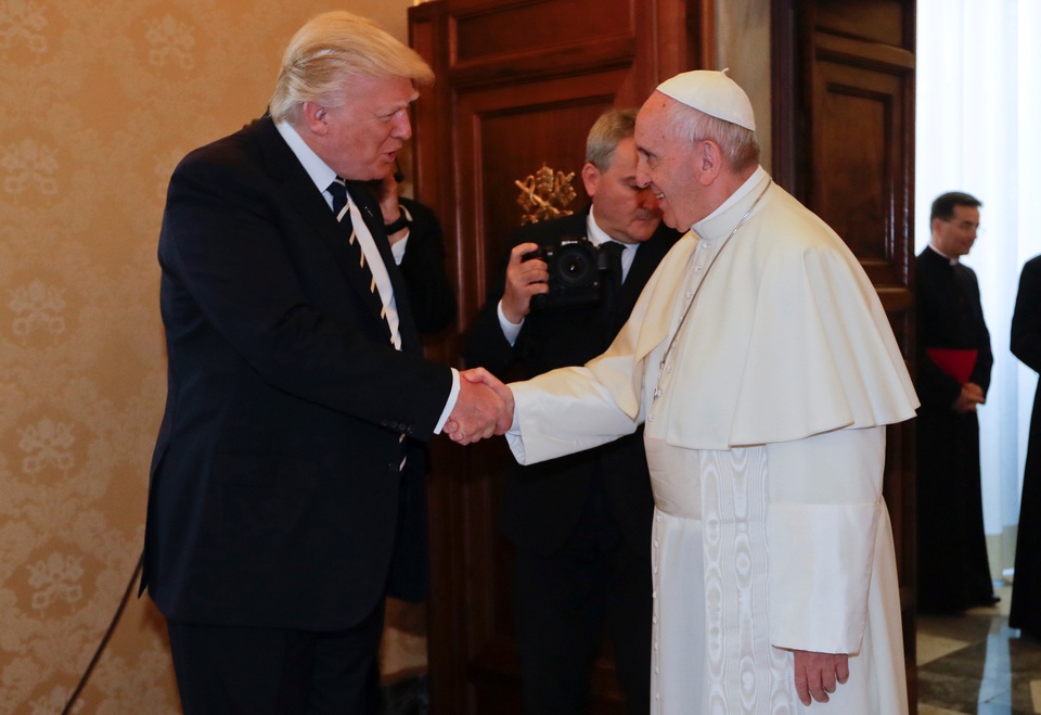Tổng thống Trump lần đầu gặp Giáo hoàng tại Vatican - 4 Giáo hoàng mỉm cười khi chào đón Tổng thống Trump ở bên ngoài phòng riêng của mình. “Đây là một vinh hạnh lớn”, Reuters dẫn lời ông Trump nói với Giáo hoàng.
