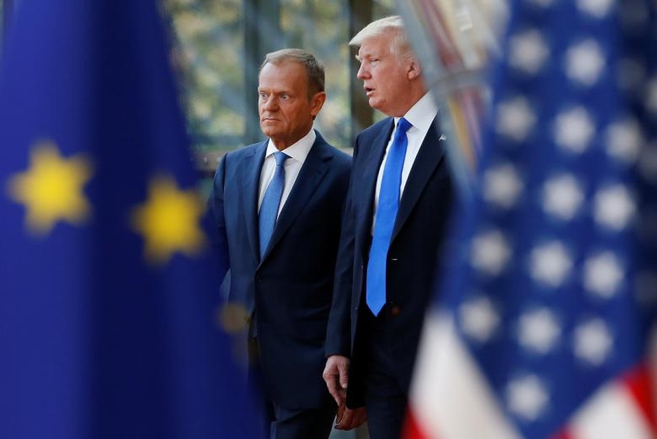 Tổng thống Trump trò chuyện cùng Chủ tịch Hội đồng châu Âu Donald Tusk tại Brussels, Bỉ khi cả hai nhà lãnh đạo chuẩn bị tham dự hội nghị thượng đỉnh của NATO.