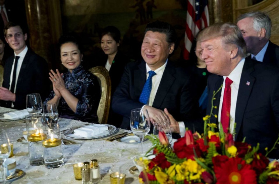 Sóng gió trong quan hệ Mỹ-Trung sau thời kỳ "trăng mật" - 2 Ông Trump và ông Tập bắt tay trên bàn tiệc tại khu nghỉ dưỡng Mar-a-Lago hồi tháng 2 (Ảnh: Reuters)