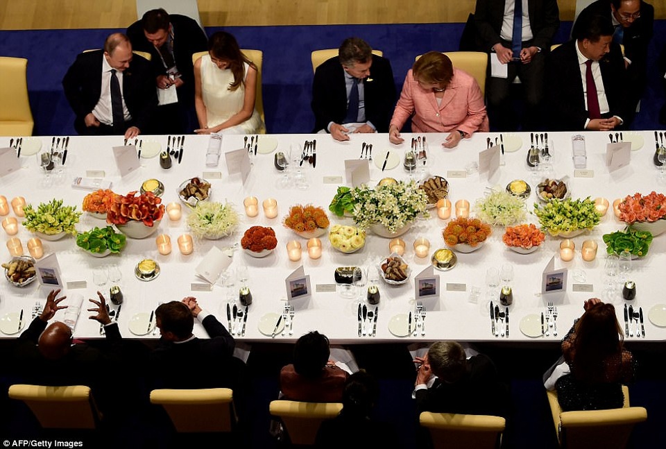 Tiết lộ thú vị về cuộc gặp kéo dài bất thường giữa Tổng thống Trump - Putin - 4 Tổng thống Putin và Đệ nhất phu nhân Melania (ngoài cùng bên trái) cùng dự tiệc tối với các lãnh đạo về dự hội nghị G20 tại Đức (Ảnh: AFP)