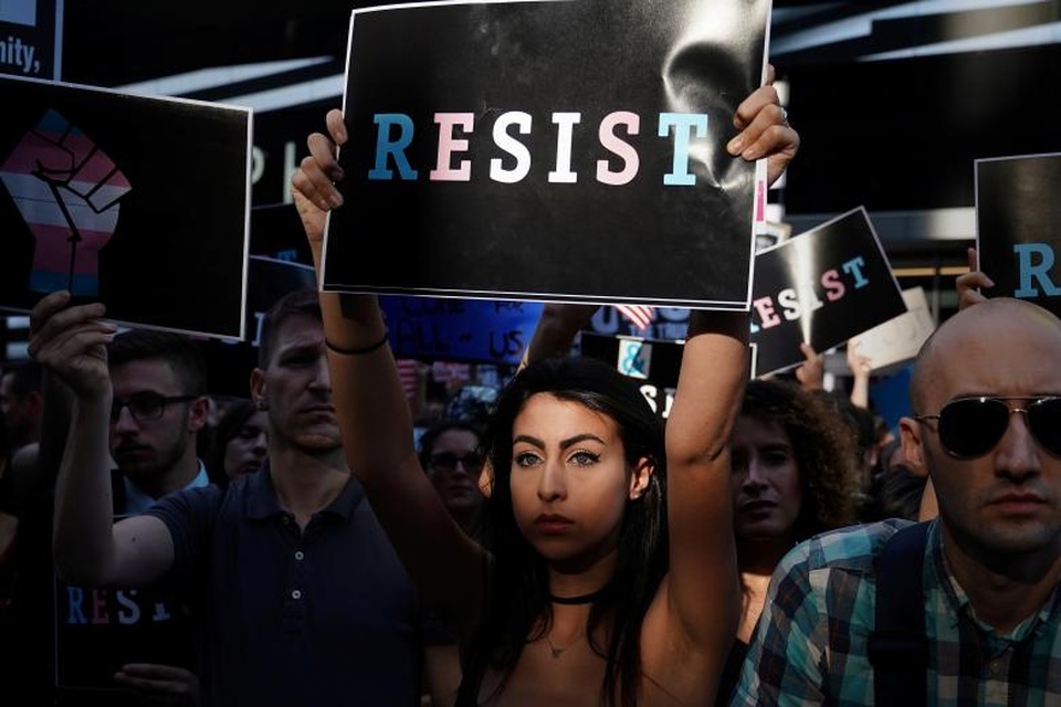 Biểu tình rầm rộ vì lệnh cấm người chuyển giới nhập ngũ của Tổng thống Trump - 2 Theo Tổng thống Trump, quân đội Mỹ phải tập trung vào những chiến thắng mạnh mẽ và không thể để quân đội phải gánh vác các chi phí y tế lớn cũng như sự gián đoạn do người chuyển giới gây ra. Trong ảnh: Người biểu tình tập trung tại Quảng trường Thời đại ở New York để phản đối Tổng thống Trump.