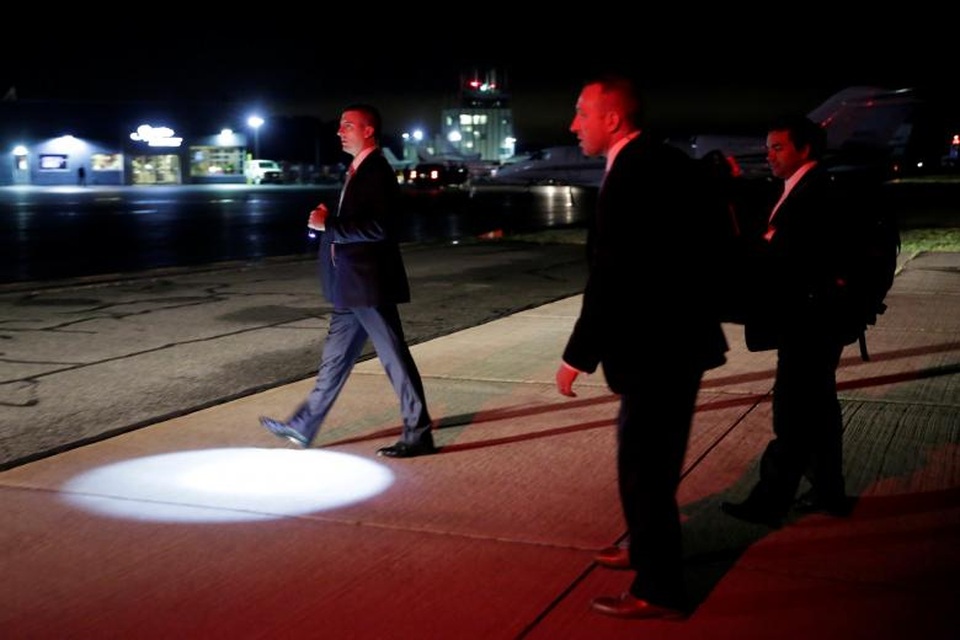 Ngoài bảo vệ Tổng thống Trump, Mật vụ Mỹ cũng có nhiệm vụ bảo vệ các thành viên trong gia đình tổng thống gồm vợ, các con và các cháu. Do số lượng thành viên đông và ở địa điểm cách xa nhau nên lực lượng Mật vụ cũng gặp nhiều áp lực trong việc đảm bảo an toàn cho đại gia đình tổng thống. Trong ảnh: Mật vụ Mỹ làm nhiệm vụ khi máy bay chở Tổng thống Trump hạ cánh xuống sân bay Morristown ở New Jersey.