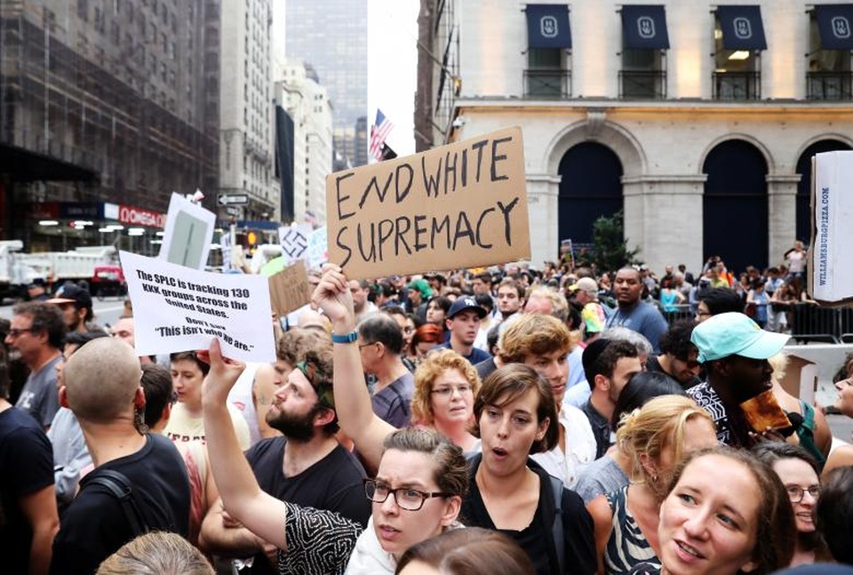 Vụ bạo lực ở Virginia xảy ra vào cuối tuần qua giữa những người theo chủ nghĩa dân tộc da trắng và những người phản đối phân biệt chủng tộc. Sau vụ việc này, Tổng thống Trump bị chỉ trích vì đã không nêu đích danh các nhóm theo chủ nghĩa người da trắng thượng đẳng và những người mang tư tưởng phân biệt chủng tộc là nguyên nhân dẫn tới làn sóng bạo lực.