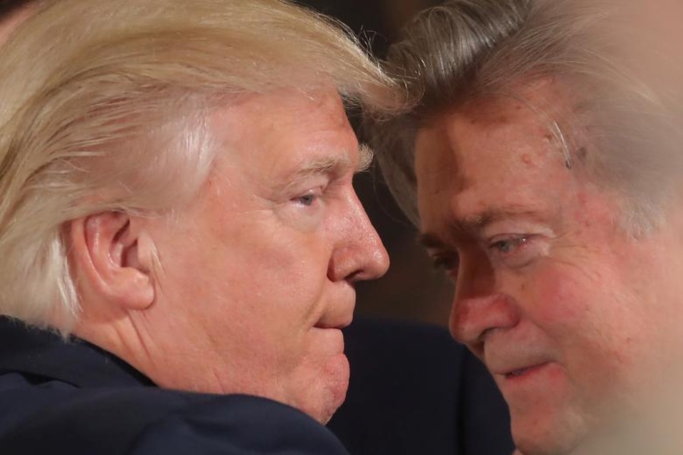 Hành trình ngắn ngủi tại Nhà Trắng của “cánh tay phải” Tổng thống Trump - 2 Một số nguồn tin nói rằng quyết định sa thải ông Bannon đã được Tổng thống Trump xem xét trong thời gian dài và cựu chiến lược gia trưởng đã được trao cơ hội chủ động rút lui. Trong ảnh: Tổng thống Trump trò chuyện với ông Bannon trong lễ tuyên thệ nhậm chức dành cho các quan chức cấp cao tại Nhà Trắng ngày 22/1 ở Washington.