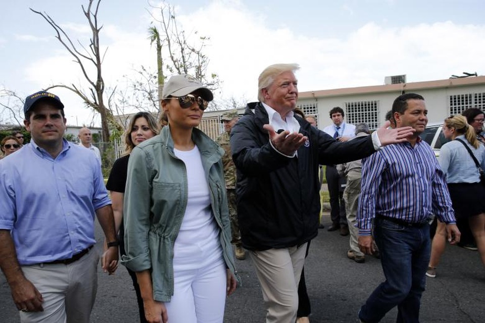 Ông Trump đến Puerto Rico thăm hỏi người dân vùng bão - 2 Chuyến thăm của Tổng thống Trump diễn ra sau khi ông bị chỉ trích vì sự chậm trễ trong việc thăm hỏi người dân Puerto Rico. Nhiều người cho rằng nhà lãnh đạo Mỹ đã “vô cảm” trước những khó khăn của người dân và chính quyền Puerto Rico sau khi bão Maria càn quét qua. Trong ảnh: Tổng thống Trump và phu nhân Melania tới Puerto Rico để thăm hỏi người dân.