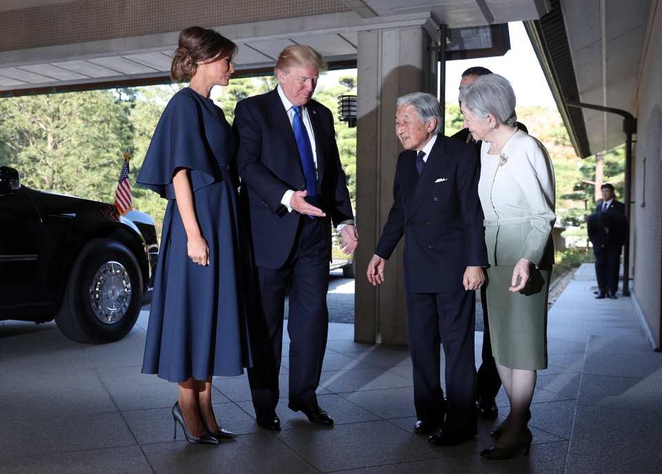 Tổng thống Donald Trump diện kiến Nhật Hoàng - 3 Khác với người tiền nhiệm Barack Obama, Tổng thống Trump không cúi gập người khi gặp Nhật hoàng và Hoàng hậu.