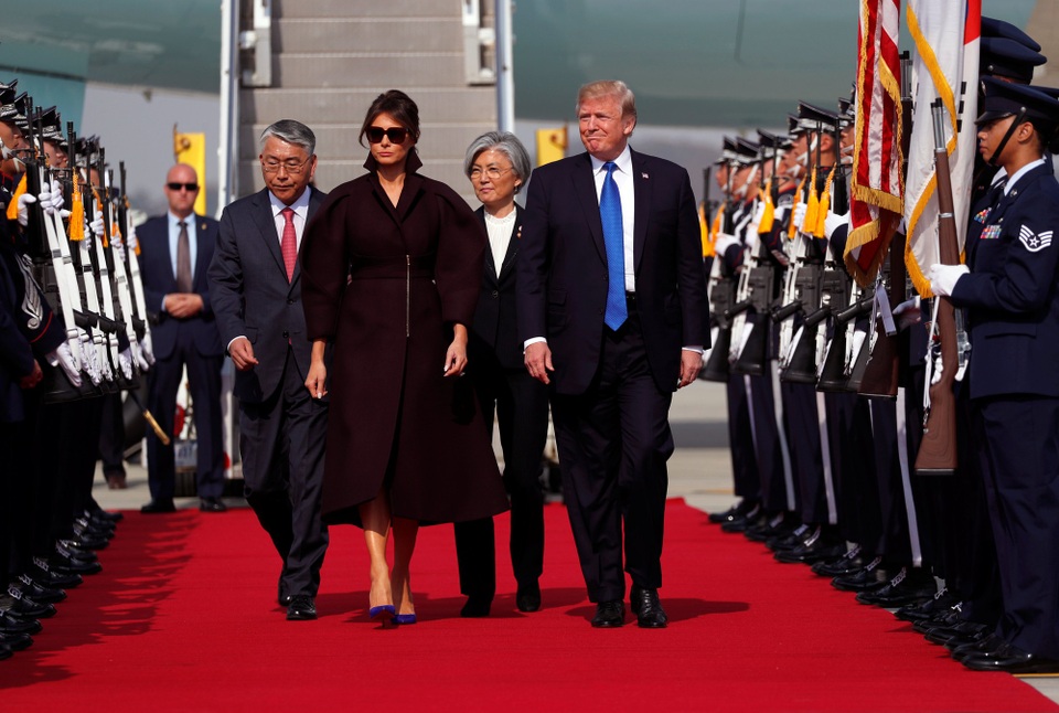 Tới Hàn Quốc, Tổng thống Trump nói sẽ giải quyết vấn đề Triều Tiên - 2
Hàn Quốc trải thảm đỏ đón Tổng thống Donald Trump và phu nhân Melania. Quan chức tiếp đón nhà lãnh đạo Mỹ tại căn cứ không quân Osan là Ngoại trưởng Hàn Quốc Kang Kyung Wha.