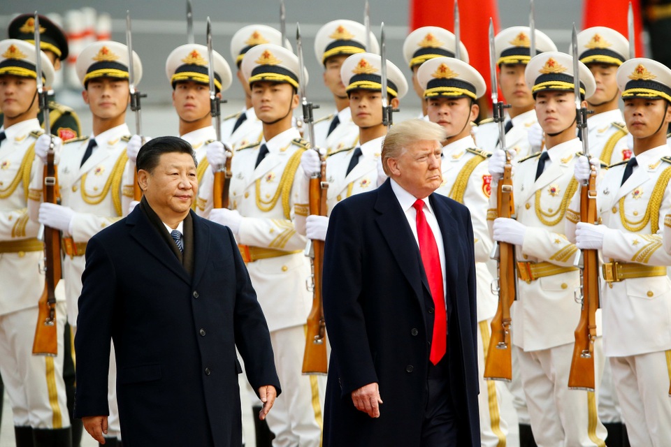 Tổng thống Trump vượt “tường lửa” của Trung Quốc như thế nào? - 1 Tổng thống Trump và Chủ tịch Tập Cận Bình duyệt đội nghi lễ ở Quảng trường Thiên An Môn ngày 9/11 (Ảnh: Reuters)