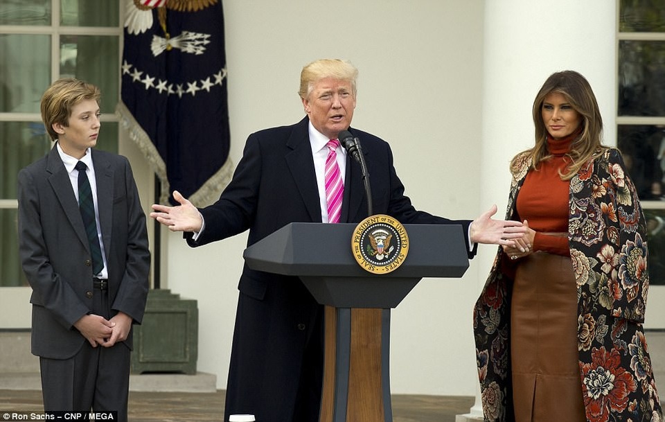 Tổng thống Trump lần đầu “tha bổng” gà tây ở Nhà Trắng - 2
Tuy nhiên, phải đến thời cựu Tổng thống Mỹ George H.W. Bush vào năm 1987, nghi lễ này mới trở thành nghi lễ hàng năm. Hàng năm, có 2 con gà tây may mắn được chọn để xá tội và may mắn sống sót trong ngày lễ mà cả nước Mỹ ăn gà tây. (Ảnh: Mega)
