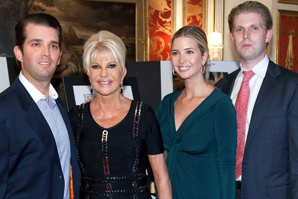Vợ cũ ông Trump tiết lộ chuyện khiến Đệ nhất phu nhân Mỹ nổi giận - 2 Bà Ivana chụp ảnh cùng 3 người con chung với Tổng thống Trump (Ảnh: Getty)