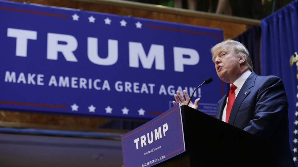Mỹ có thể mất vai trò lãnh đạo thế giới dưới thời Tổng thống Trump - 3 Ông Trump với câu khẩu hiệu tranh cử nổi tiếng Làm cho nước Mỹ vĩ đại trở lại (Ảnh: Reuters)