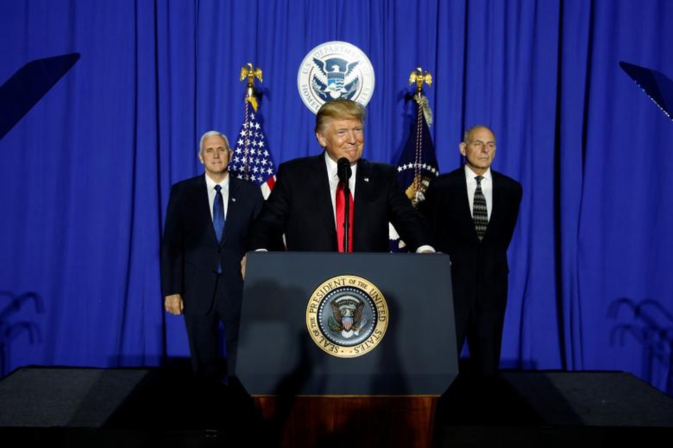 Dấu ấn 100 ngày đầu tại nhiệm của Tổng thống Donald Trump (2) - 18 Tổng thống Trump phát biểu tại trụ sở Bộ An ninh Nội địa Mỹ ở Washington. Đứng sau ông là Phó Tổng thống Mike Pence và Bộ trưởng Bộ An ninh Nội địa John Kelly.